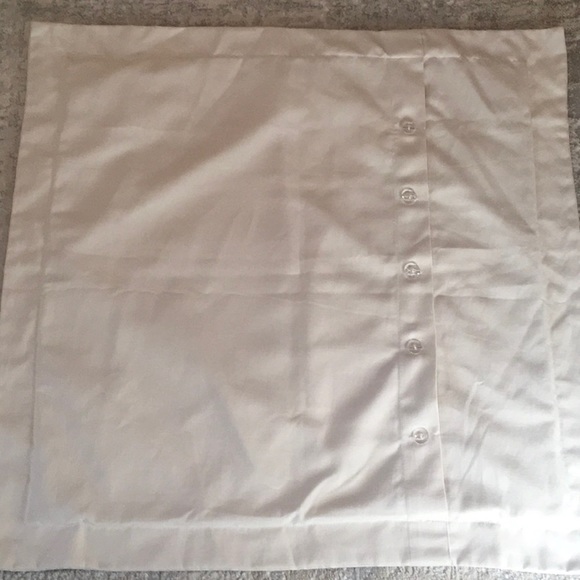 Signature Madison Park Euro Pillow Sham Linen Color with Blue Stitched Border - Picture 2 of 5